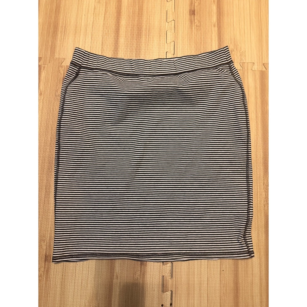 Old Navy Skirt Womens medium Black White Striped Mini Bodycon Stretch Pull On